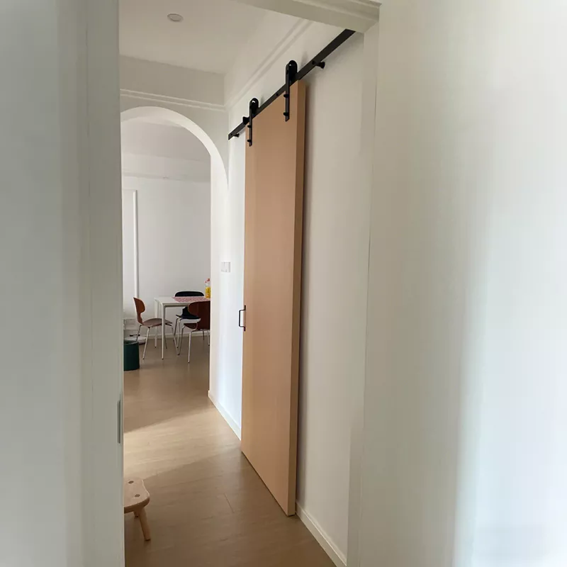 Skyvedører med overliggende skinne